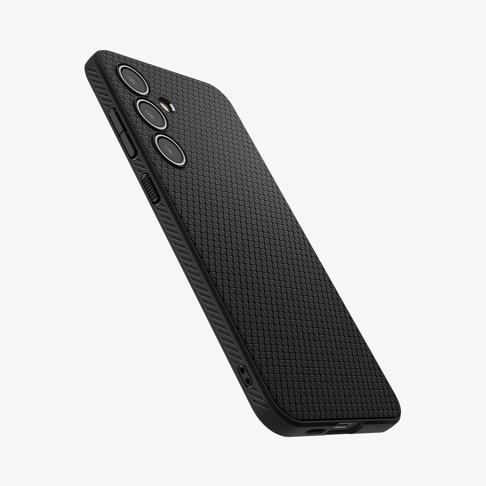 Una custodia per telefono nera con superficie strutturata viene mostrata. La custodia ha tre lenti della fotocamera e il pulsante del volume.