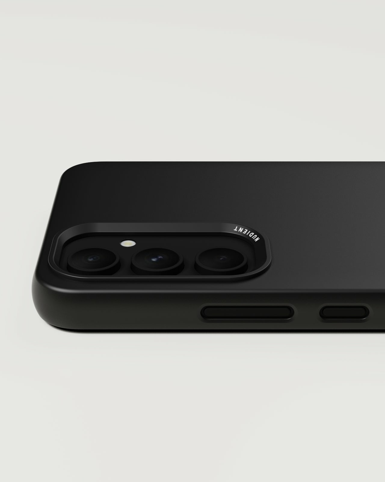 Zwarte telefoonhoes met drie cameralenzen. Het woord 'NUDIENT' staat op de hoes gedrukt.