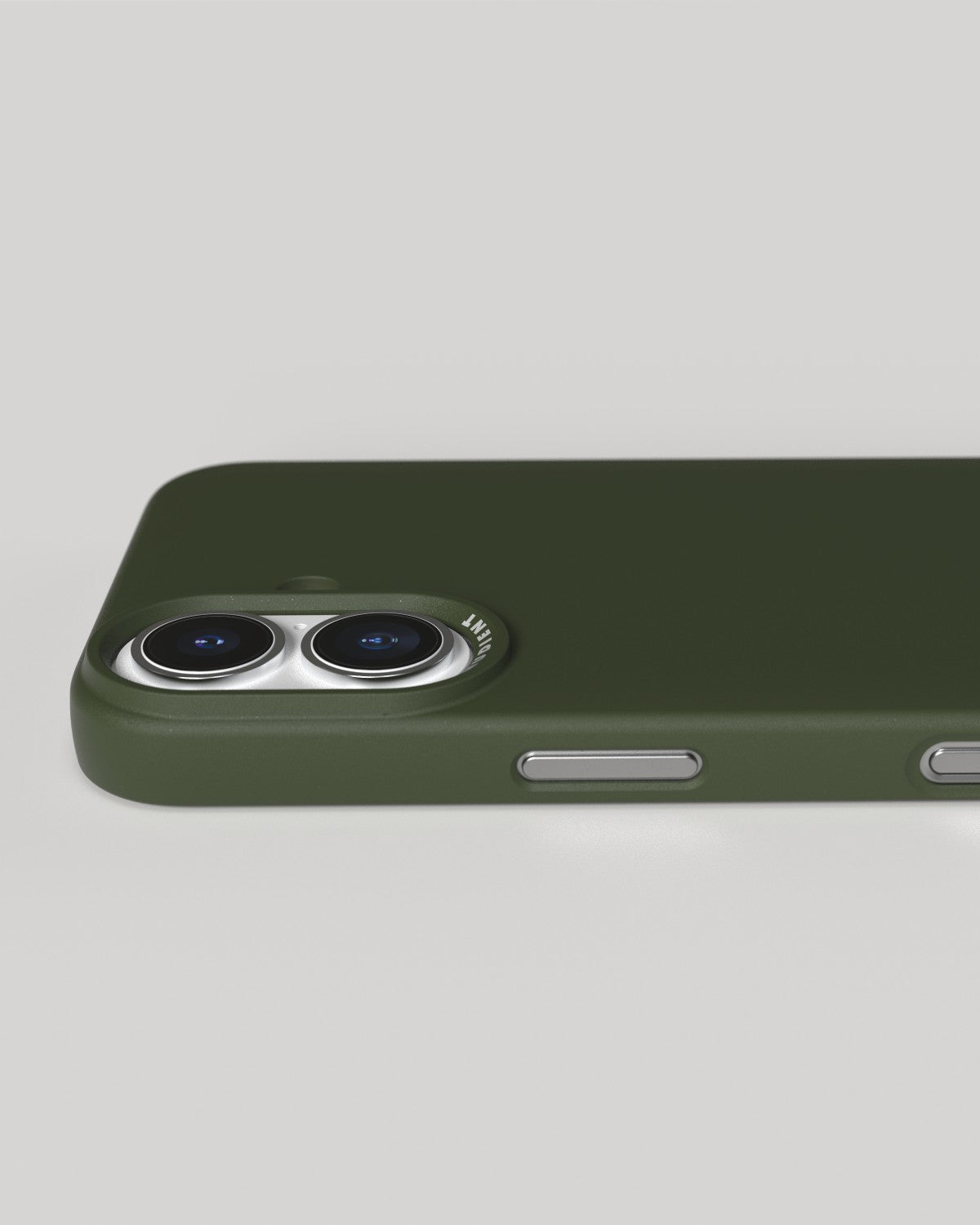 Coque de téléphone vert foncé, gros plan. Caméra et surface lisse.