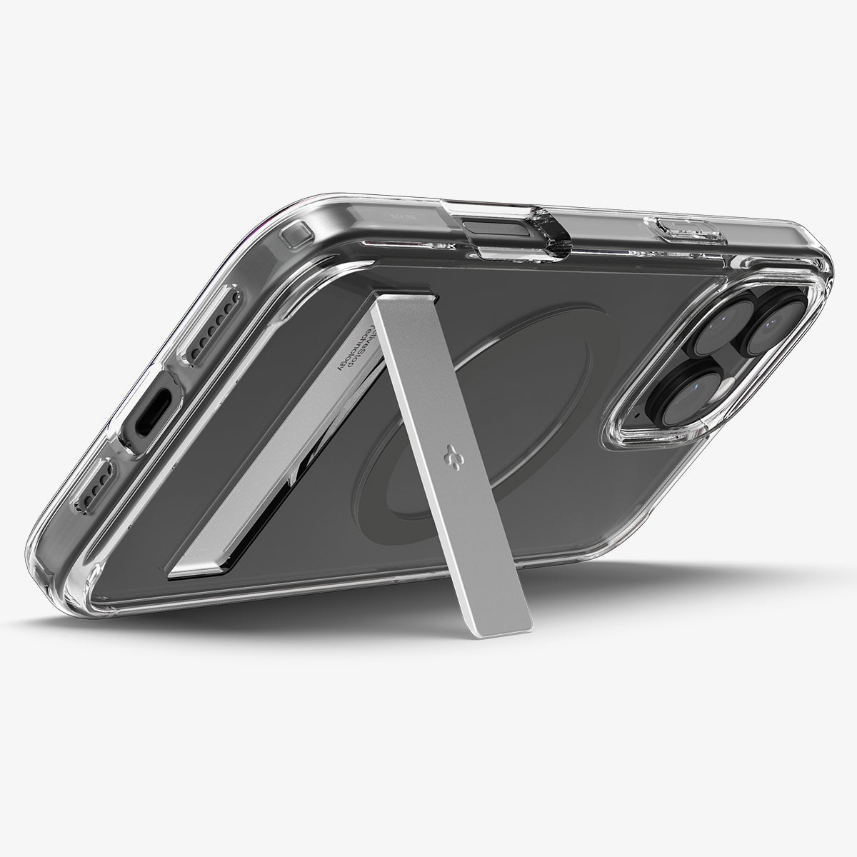 Een telefoon in een doorzichtig hoesje met een standaard. De telefoon staat schuin, de standaard ondersteunt hem.
