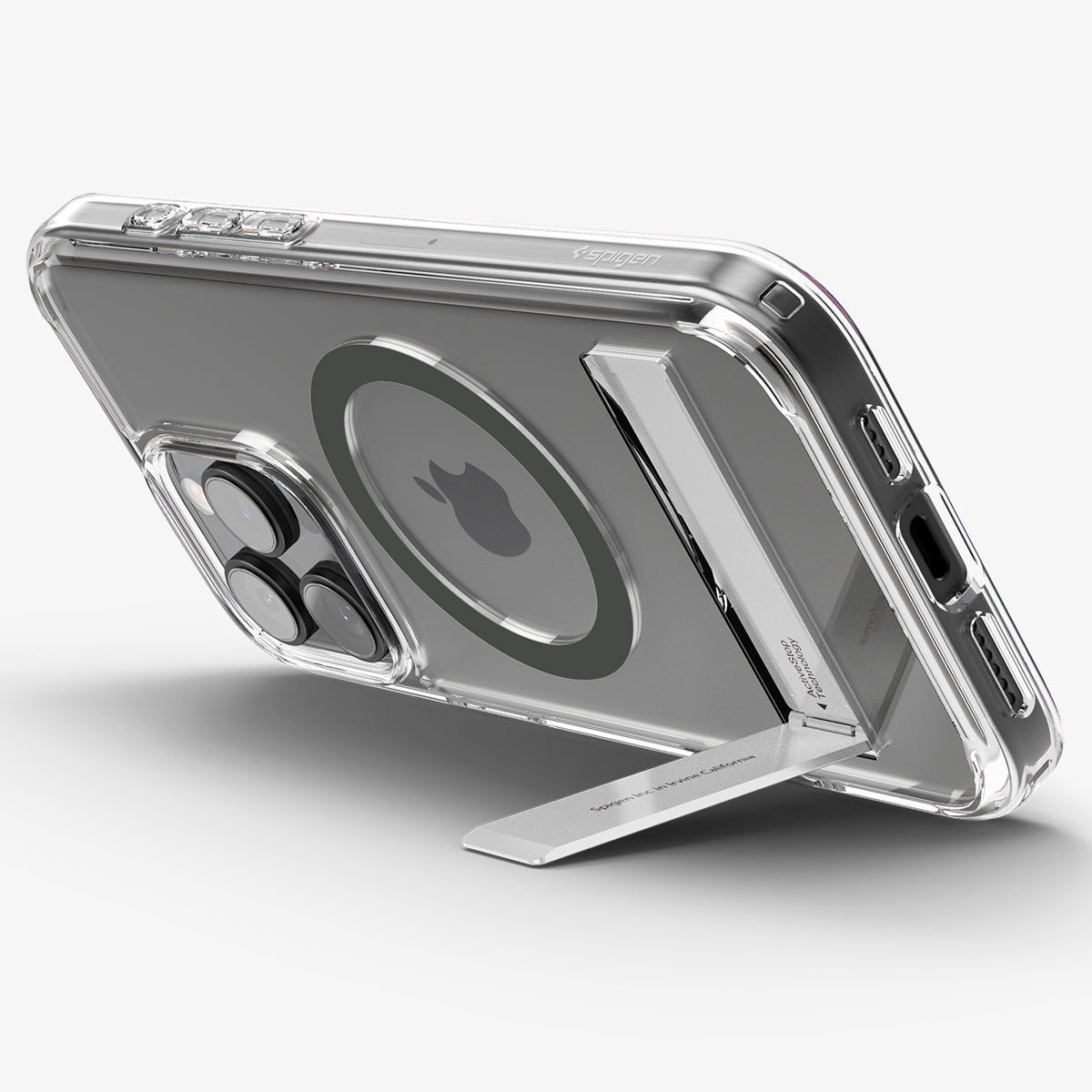 Transparante telefoonhoes met een standaard op een witte ondergrond. iPhone in de hoes, Apple-logo zichtbaar.