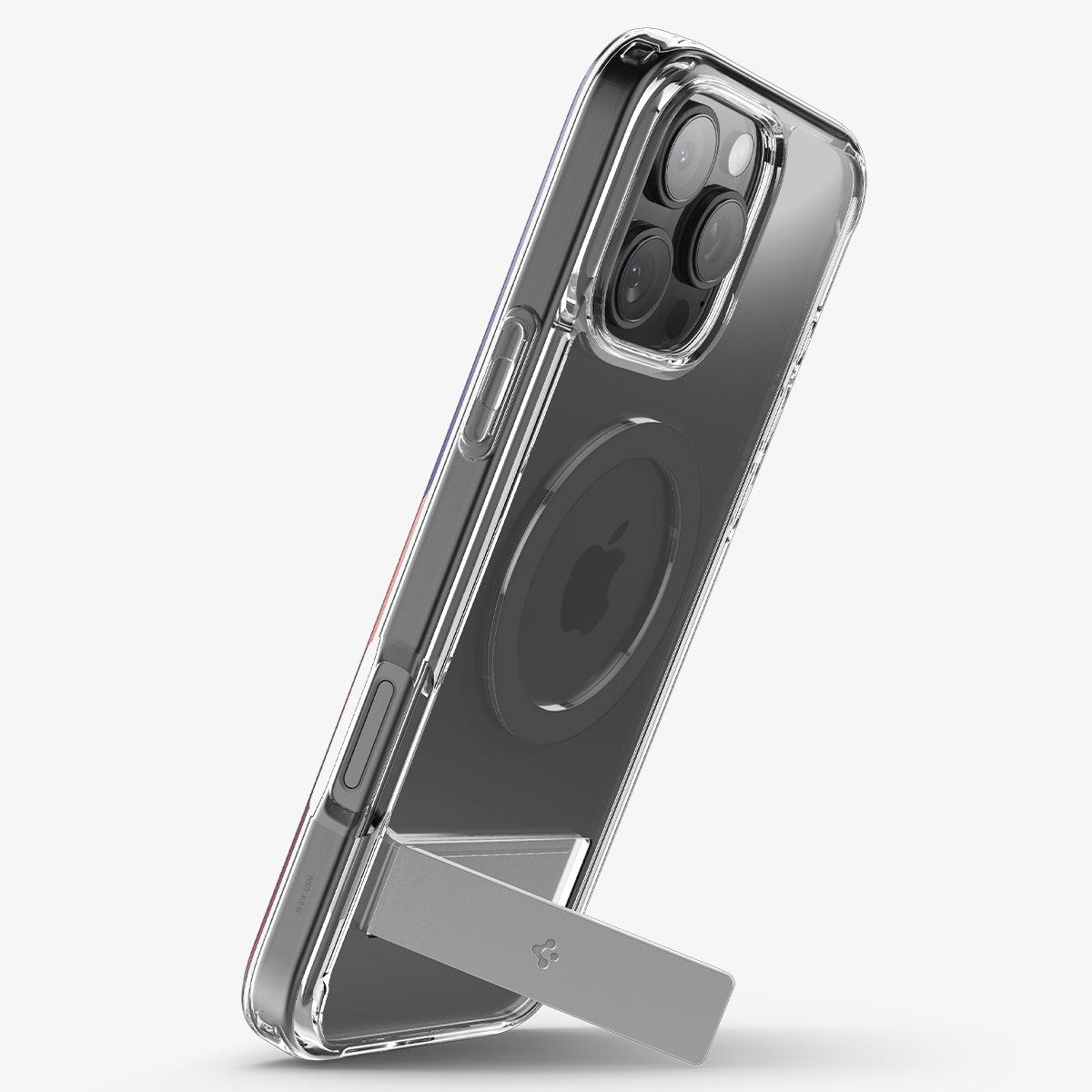 Transparante telefoonhoes op een iPhone. De telefoon staat op een zilveren standaard. MagSafe-cirkel zichtbaar.