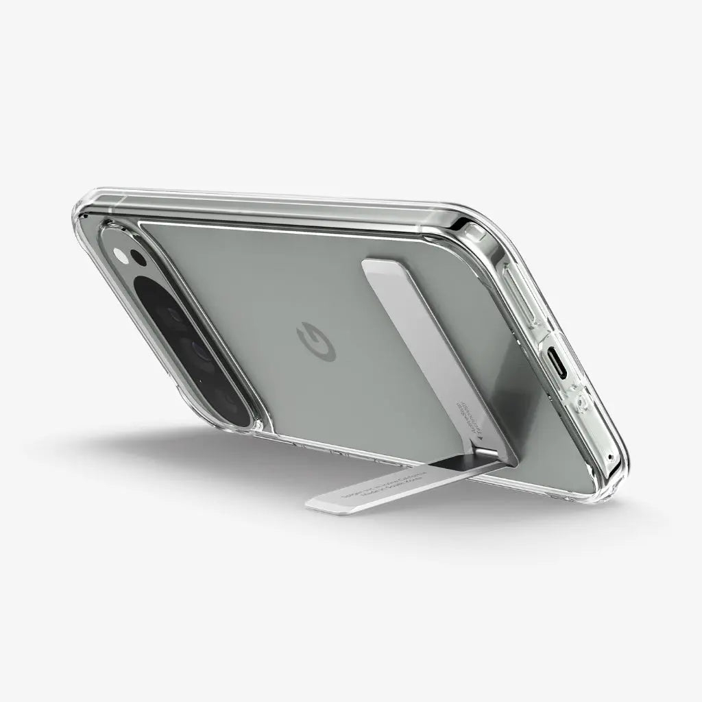 Une coque de téléphone transparente avec un support, le téléphone incliné vers le haut, sur fond blanc.