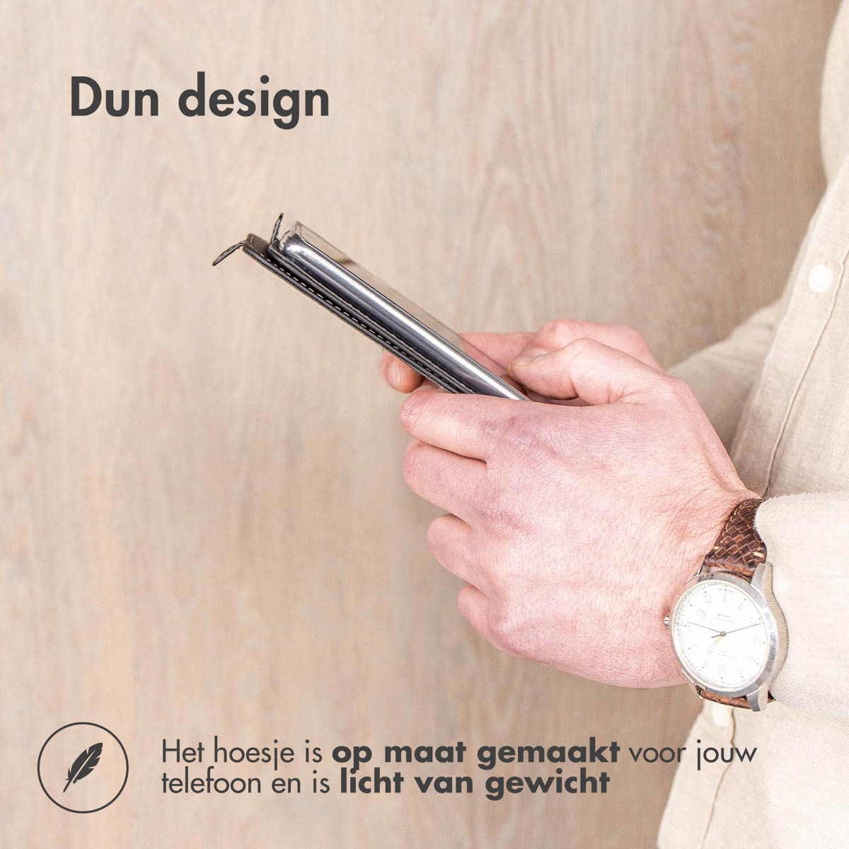 Mano che tiene un telefono in una custodia. Testo: 'Design sottile'. Orologio al polso.