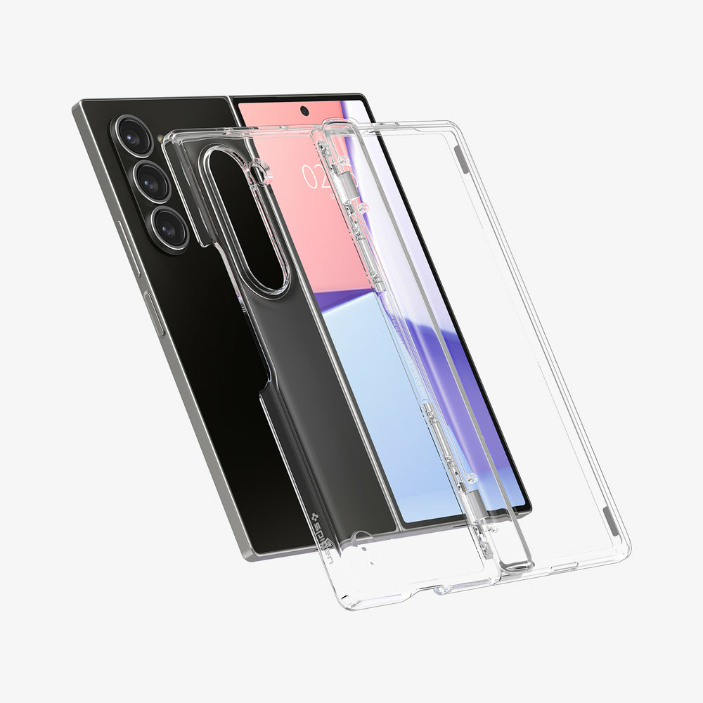 Un telefono nero con fotocamere accanto a una custodia trasparente e una cover trasparente.