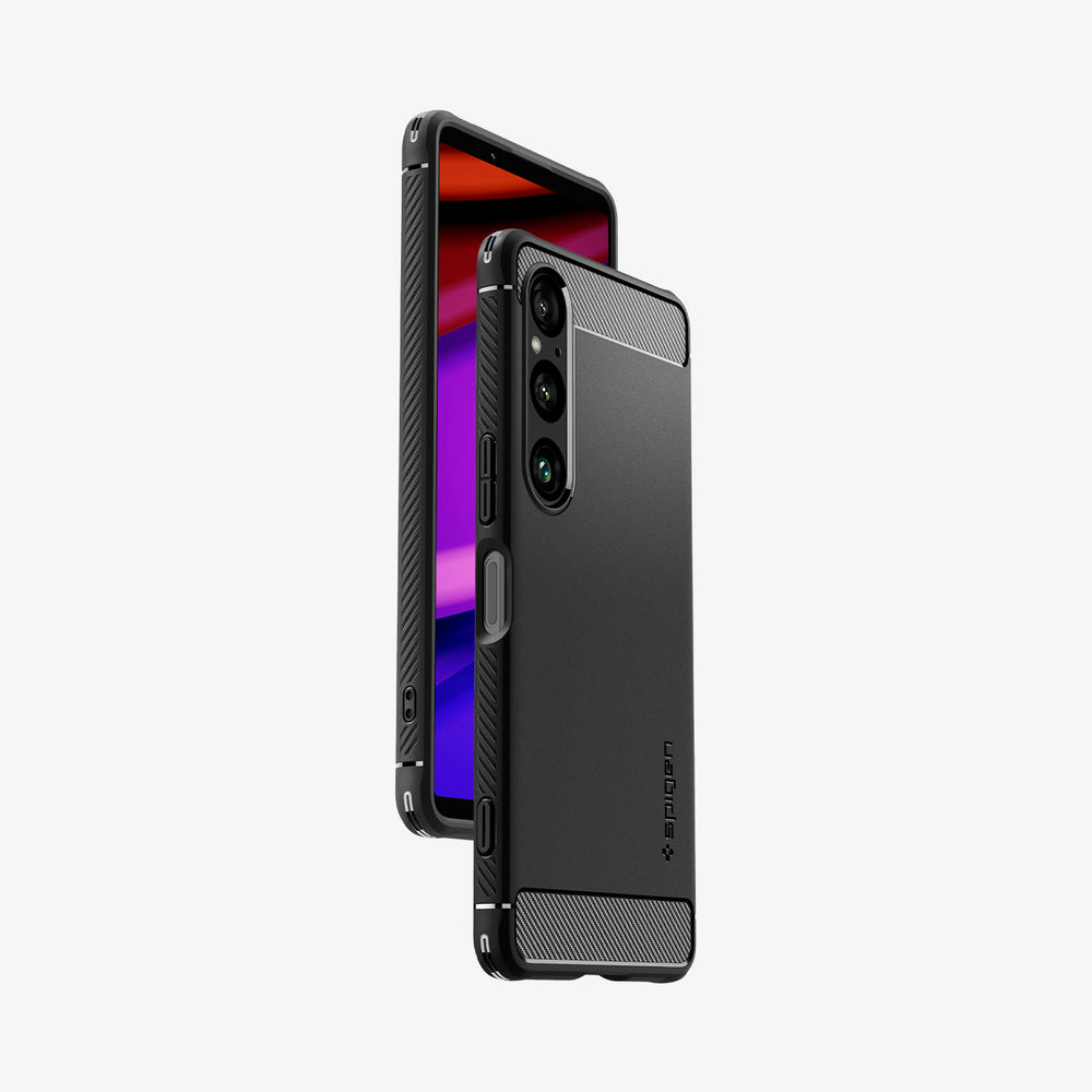 Smartphone nero in una custodia nera, un secondo telefono dietro il primo.