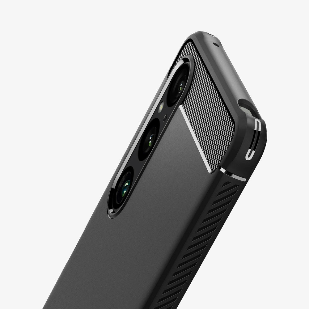 Custodia per telefono nera con un design in fibra di carbonio sulla parte superiore. Tre fotocamere visibili.