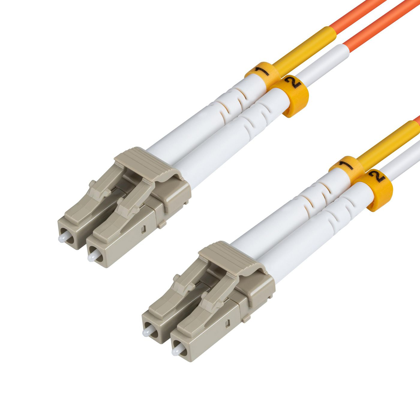 Due cavi in fibra ottica, bianchi con connettori beige ed etichette gialle e arancioni.