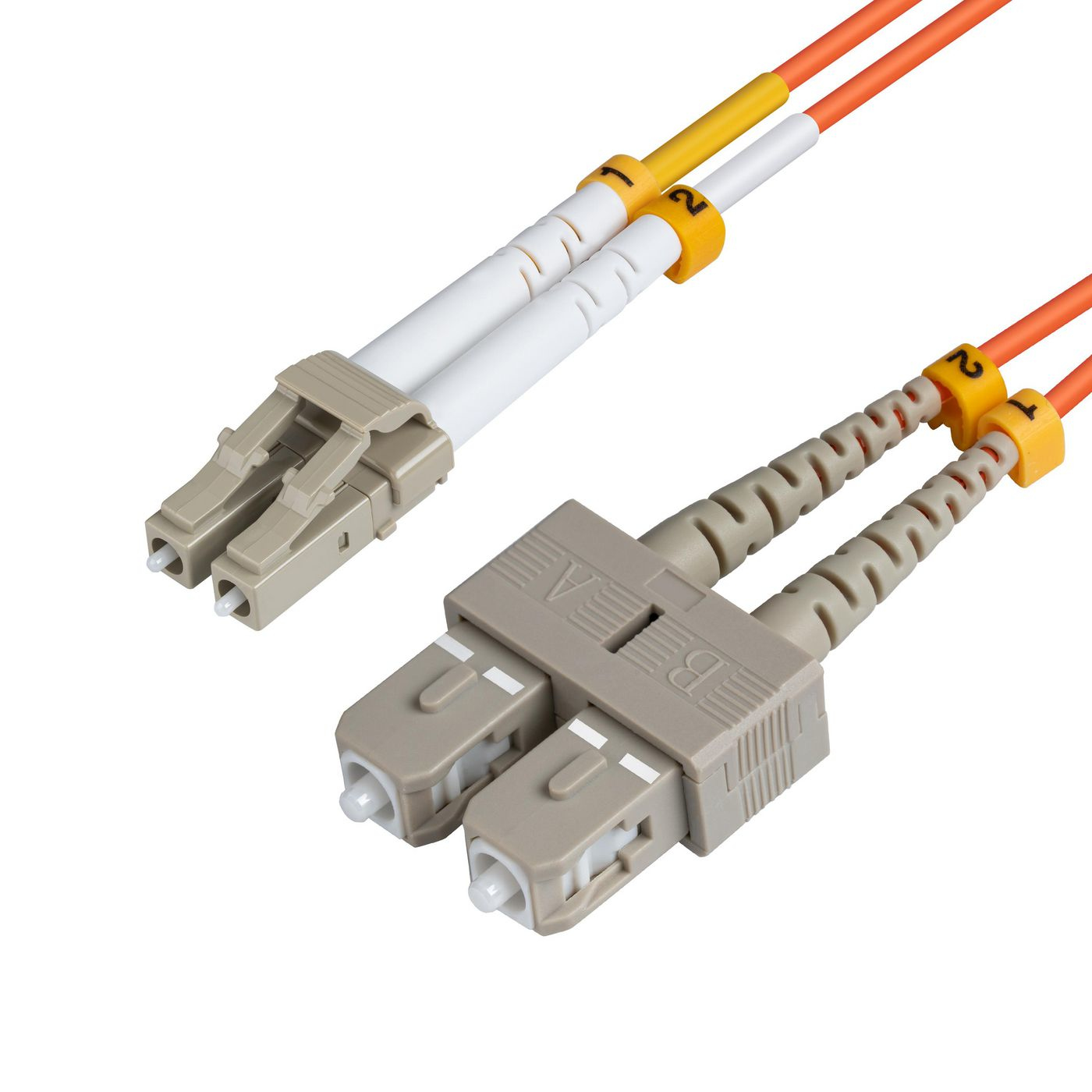 Cavi in fibra ottica con connettori. Cavi bianchi e arancioni. I numeri sono visibili.