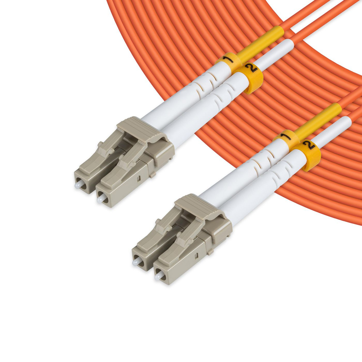 Due cavi in fibra ottica. Cavi arancioni, connettori beige e cavi bianchi.