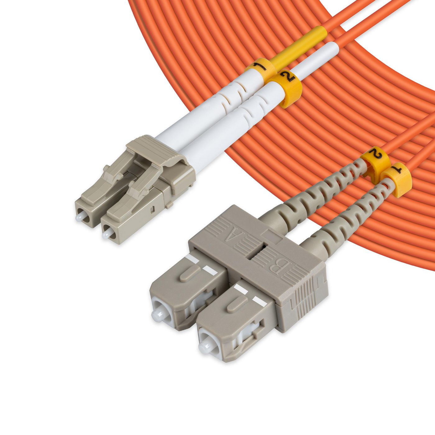 Due cavi in fibra ottica con cavi arancioni, connettori beige e cavi bianchi.