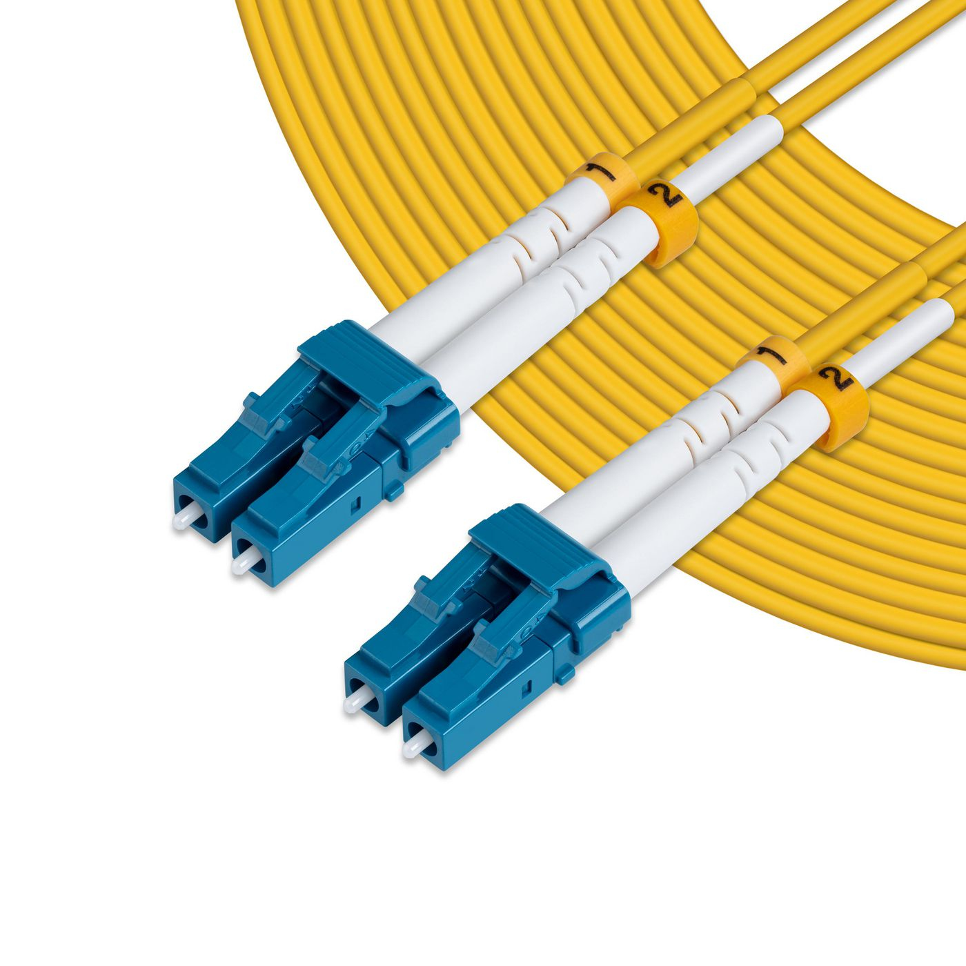 Cavi in fibra ottica gialli. Due cavi con connettori bianchi e blu.