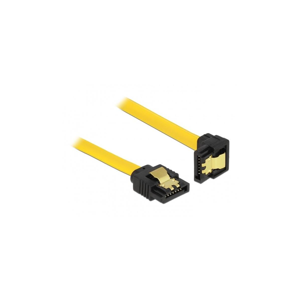 Due cavi SATA con connettori neri e cavo piatto giallo. Isolati su sfondo bianco.