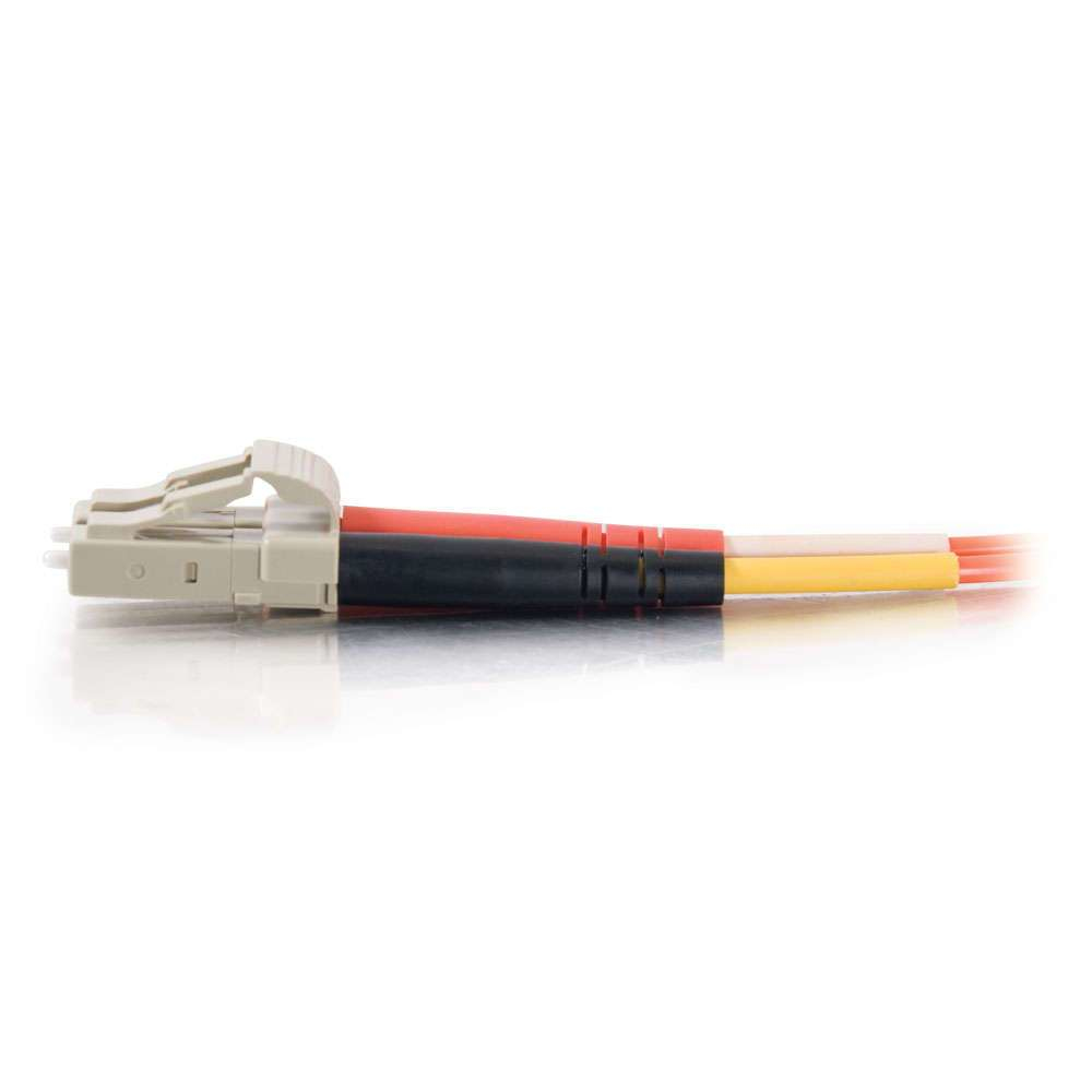 Un conector de fibra óptica beige conectado a un cable naranja, negro y amarillo.