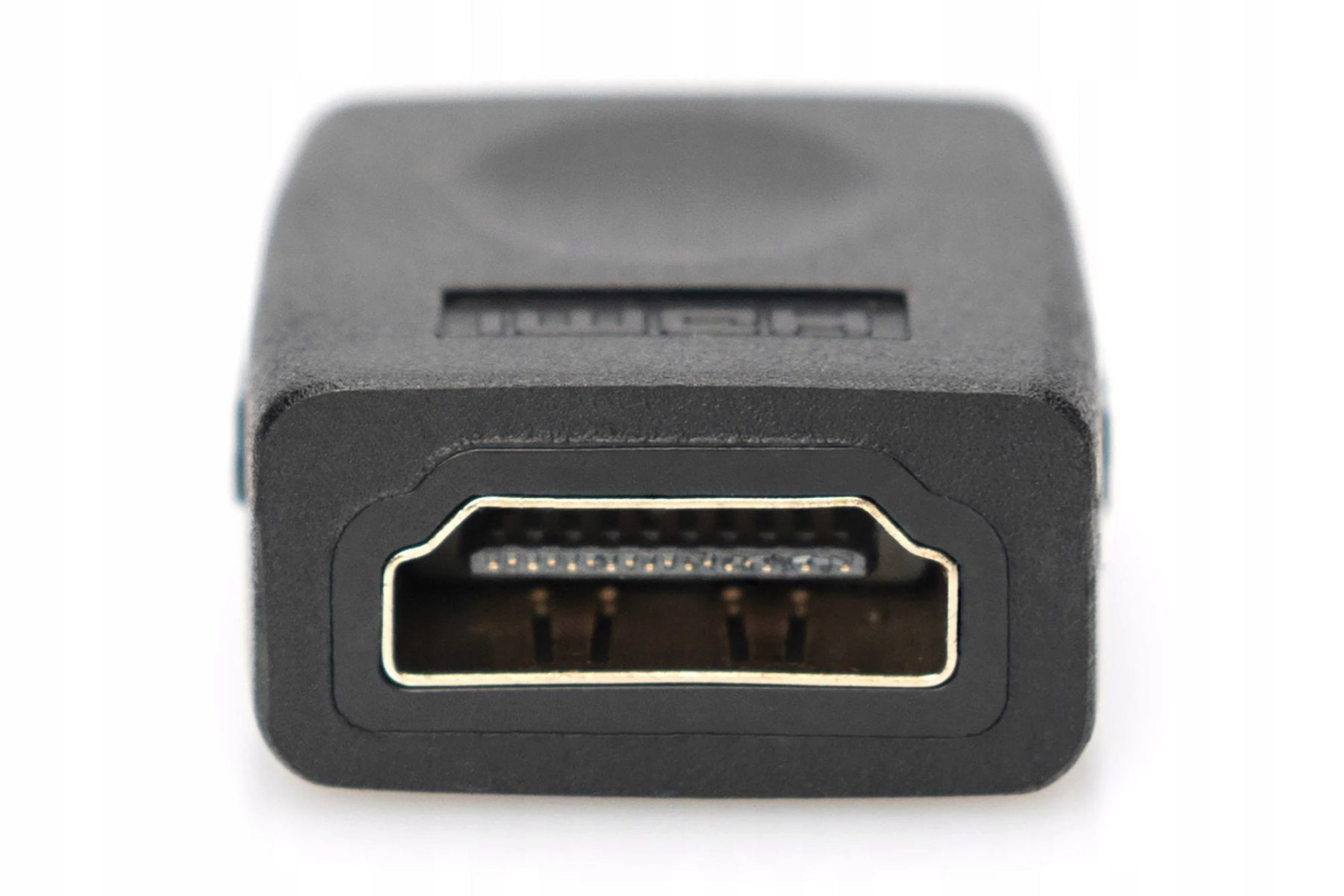Schwarzer HDMI-Adapter, Nahaufnahme. HDMI-Anschluss sichtbar. Weißer Hintergrund.