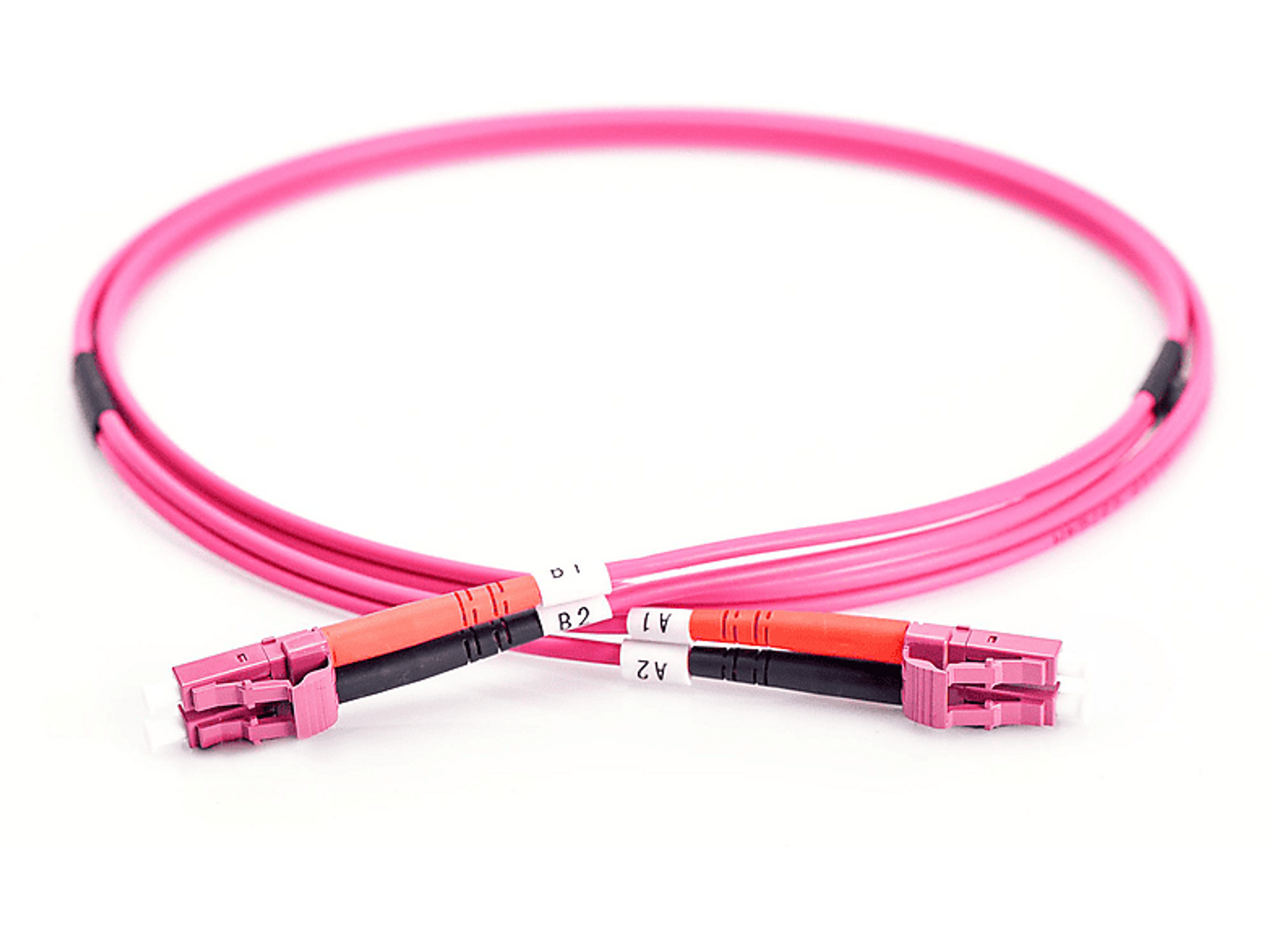 Roze glasvezelkabel met connectoren op witte achtergrond.