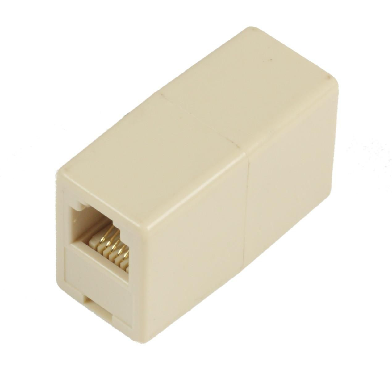 Connettore RJ45 beige su sfondo bianco.