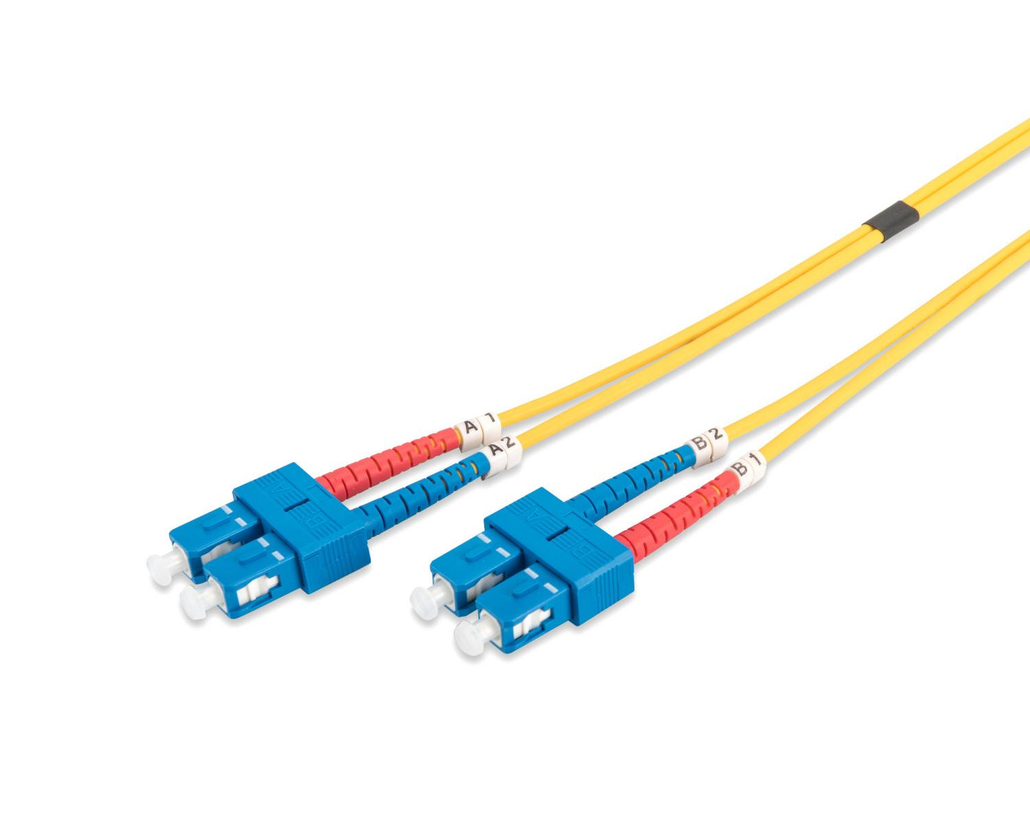 Glasvezelkabels met blauwe connectoren. Kabels zijn geel, rood en gemarkeerd.