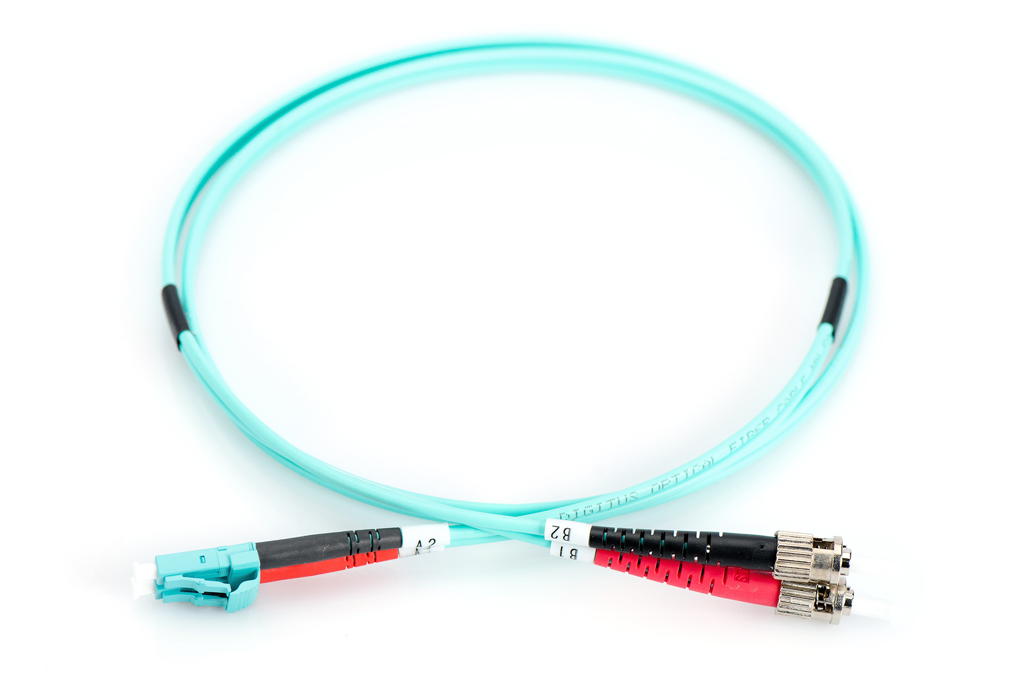 Cavo in fibra ottica azzurro con connettori. Lo sfondo è bianco.