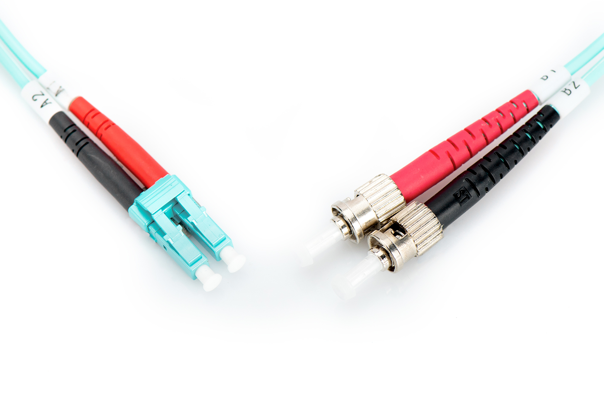 Due cavi in fibra ottica con connettori, blu e rossi, su sfondo bianco.