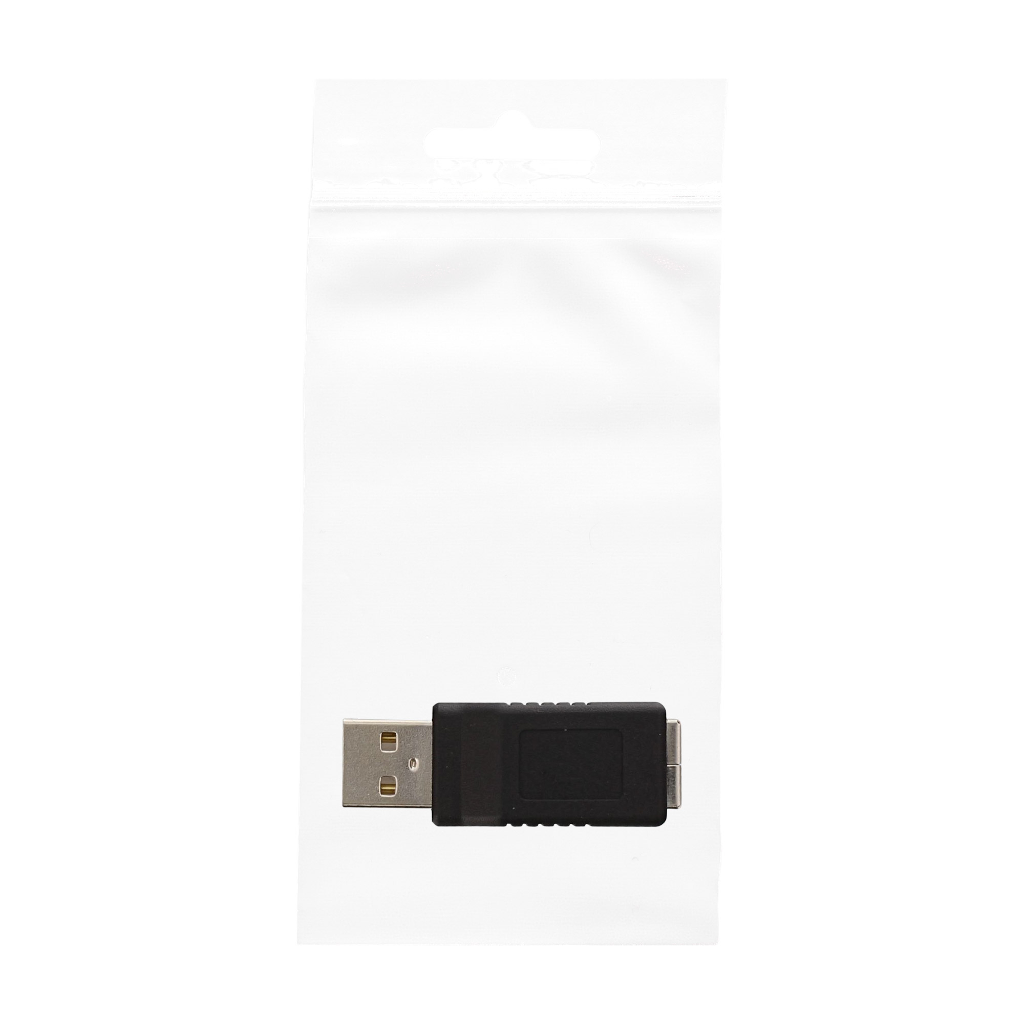 Schwarzer USB-Adapter in einer durchsichtigen Plastiktüte, weißer Hintergrund.