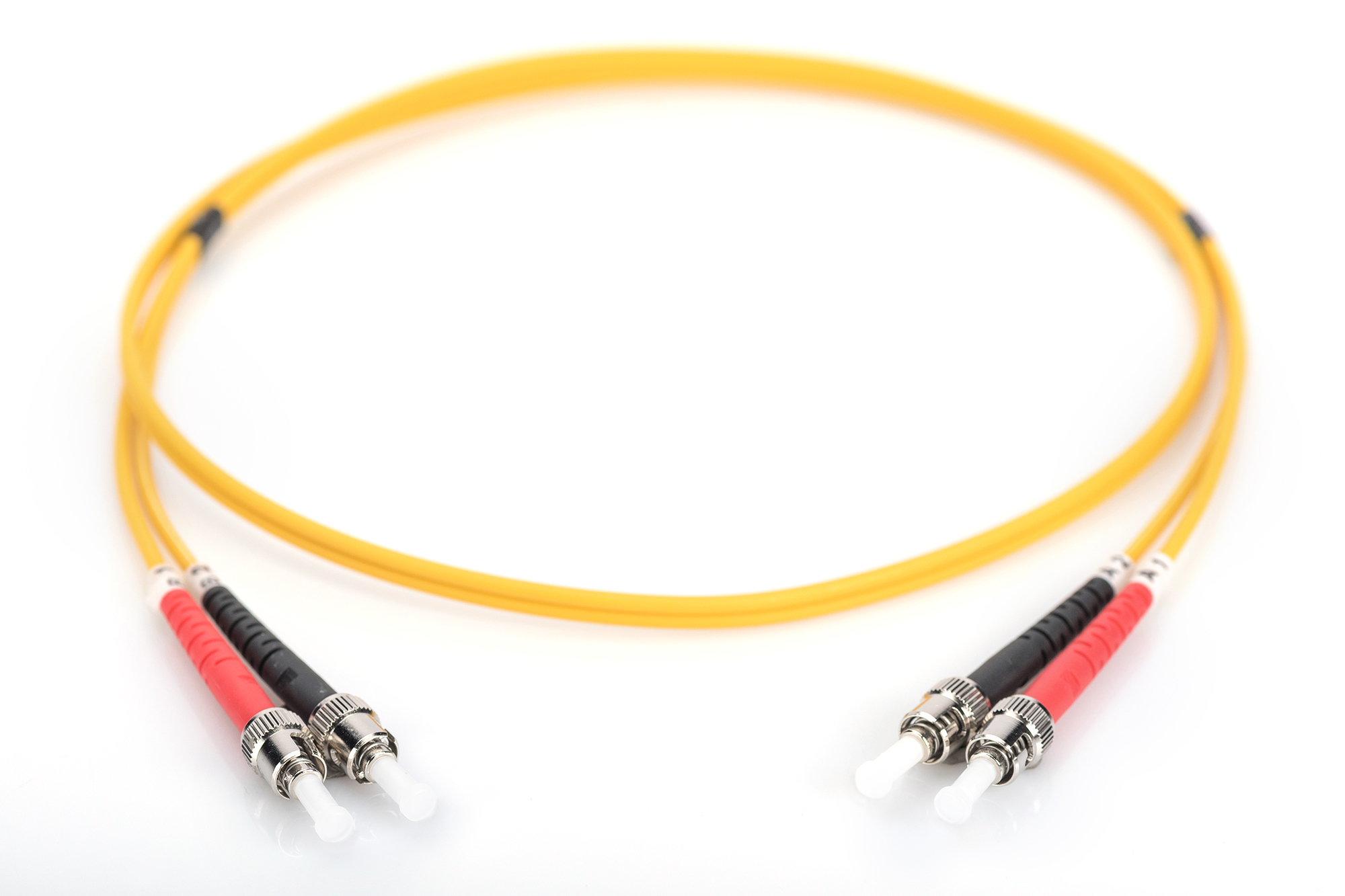 Cavo in fibra ottica giallo con connettori, su sfondo bianco.
