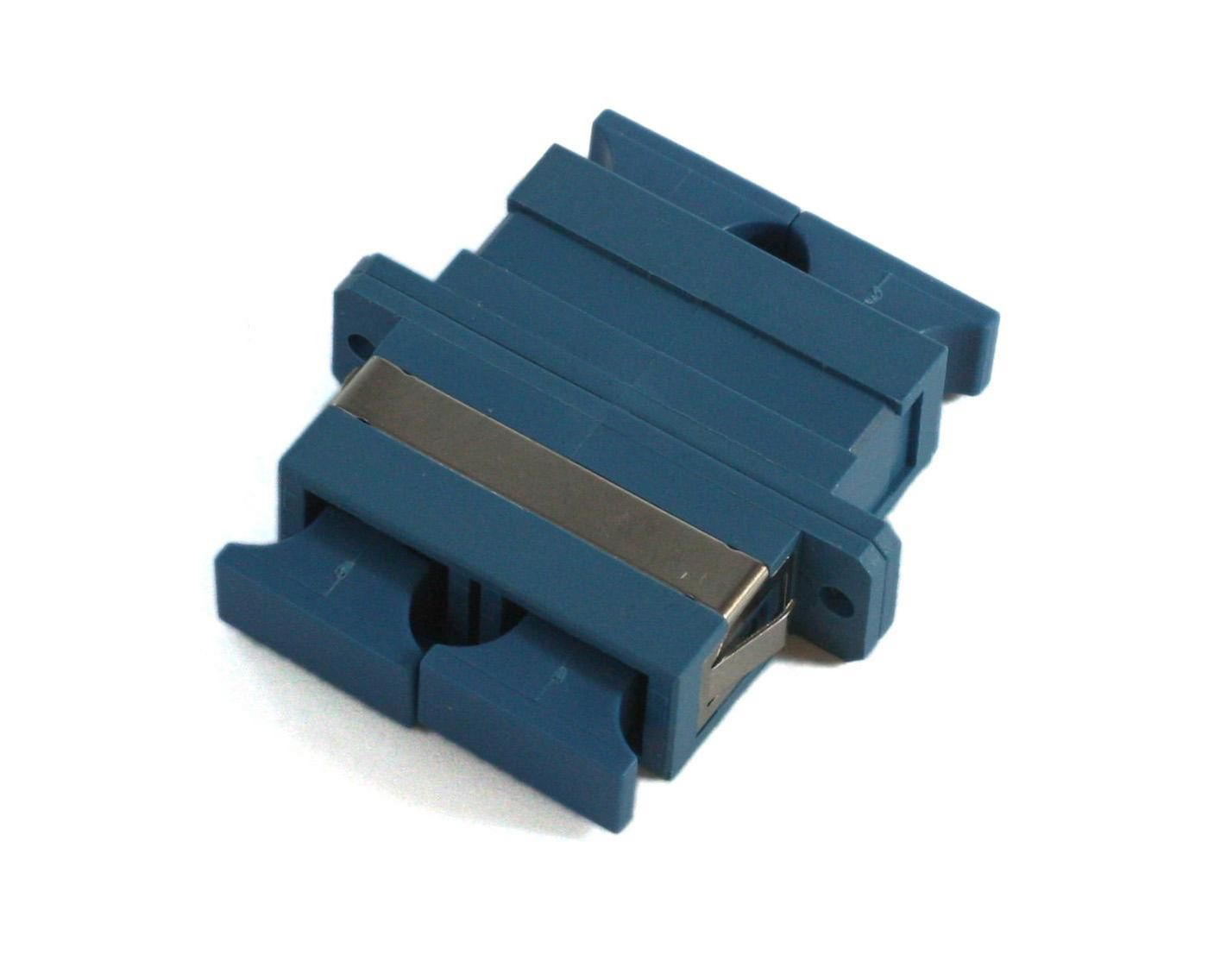 Accoppiatore in plastica blu con una striscia di metallo, su sfondo bianco. Vista angolata.