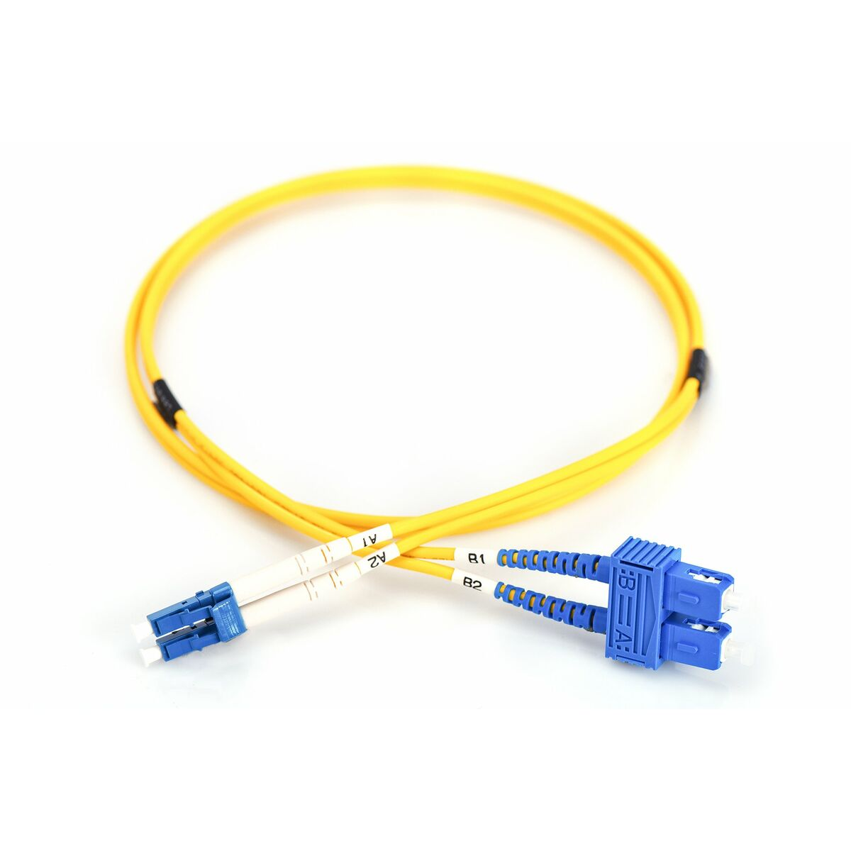 Cavo in fibra ottica giallo con connettori blu. Sfondo bianco.