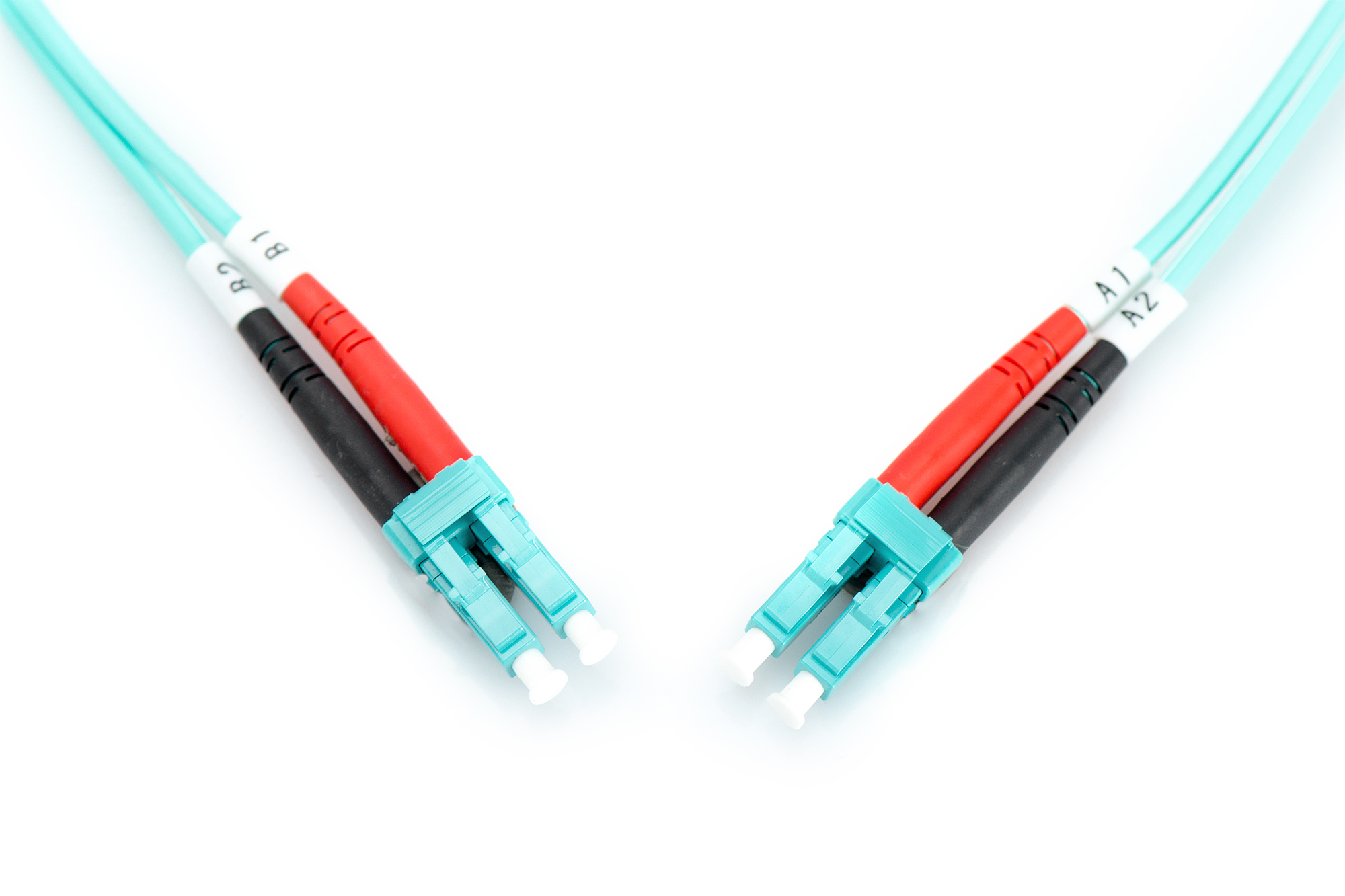 Due cavi in fibra ottica azzurri con connettori, parti rosse e nere, su sfondo bianco.