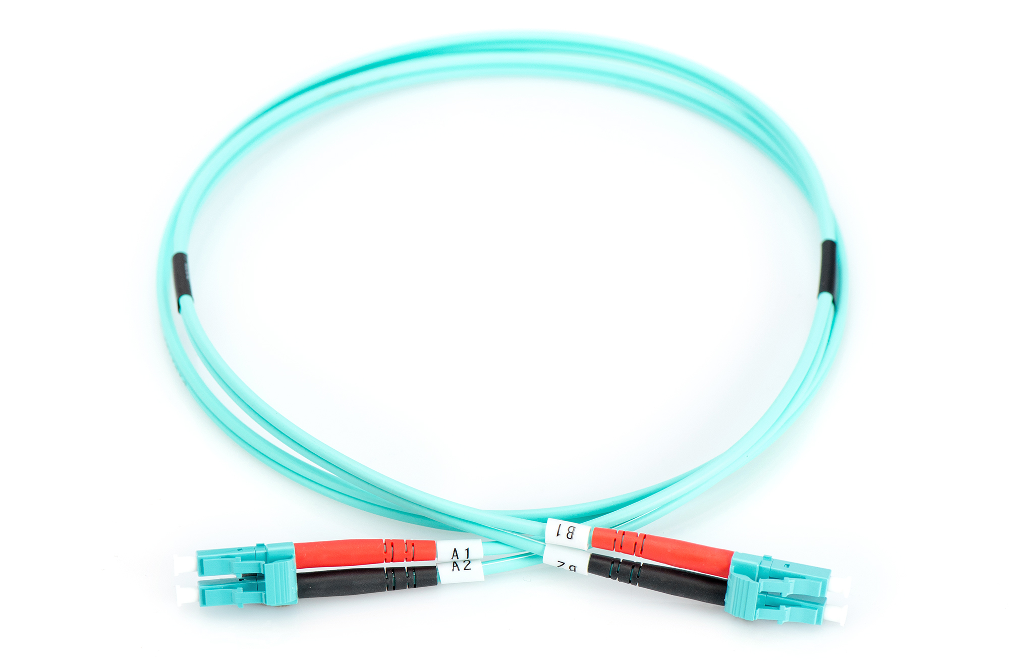 Beyaz zemin üzerinde konektörlü mavi fiber optik kablo.