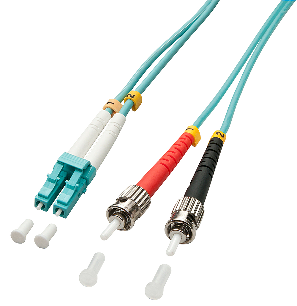 Cavi in fibra ottica con connettori blu. Cavi turchesi e numerati.