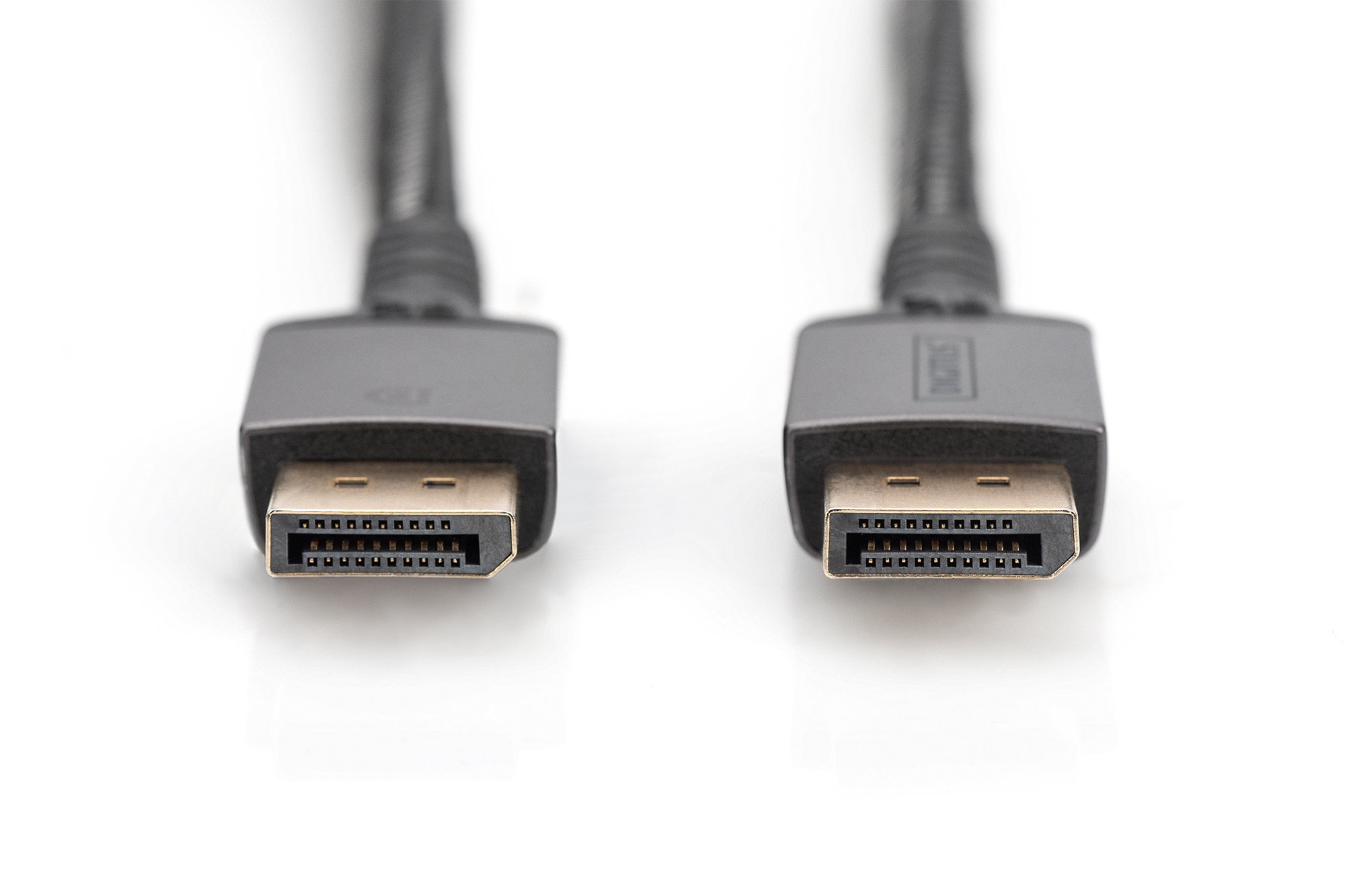 Zbliżenie dwóch czarnych złączy DisplayPort na białej powierzchni.