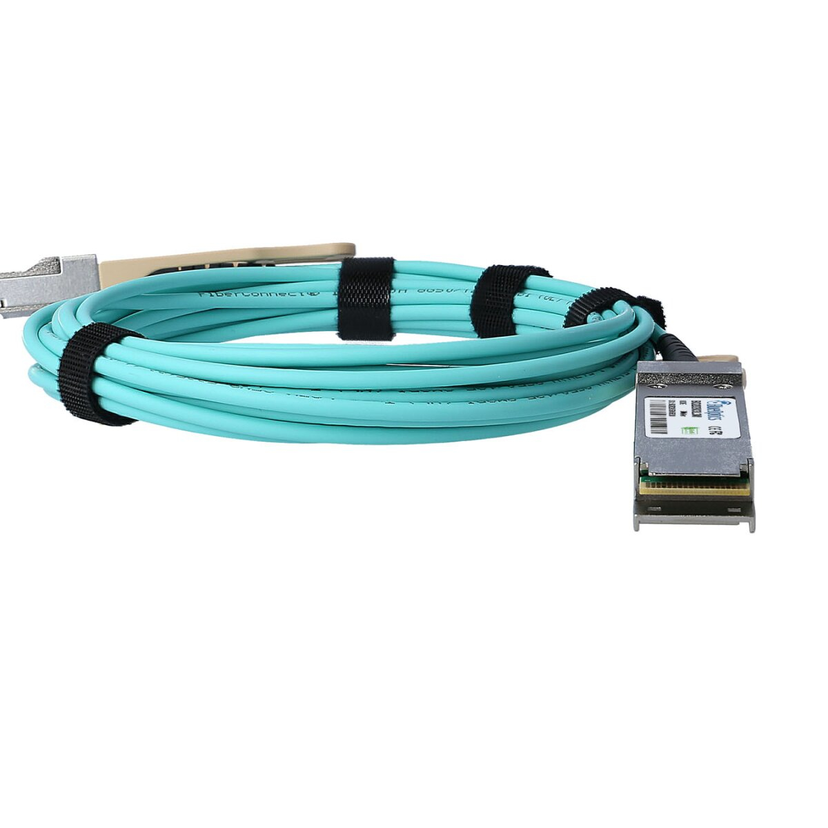 Cavo in fibra ottica turchese arrotolato con un connettore e cinghie nere su sfondo bianco.