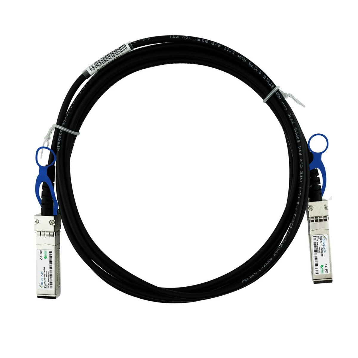 Cavo in fibra ottica nero con connettori blu e argento, arrotolato su sfondo bianco.