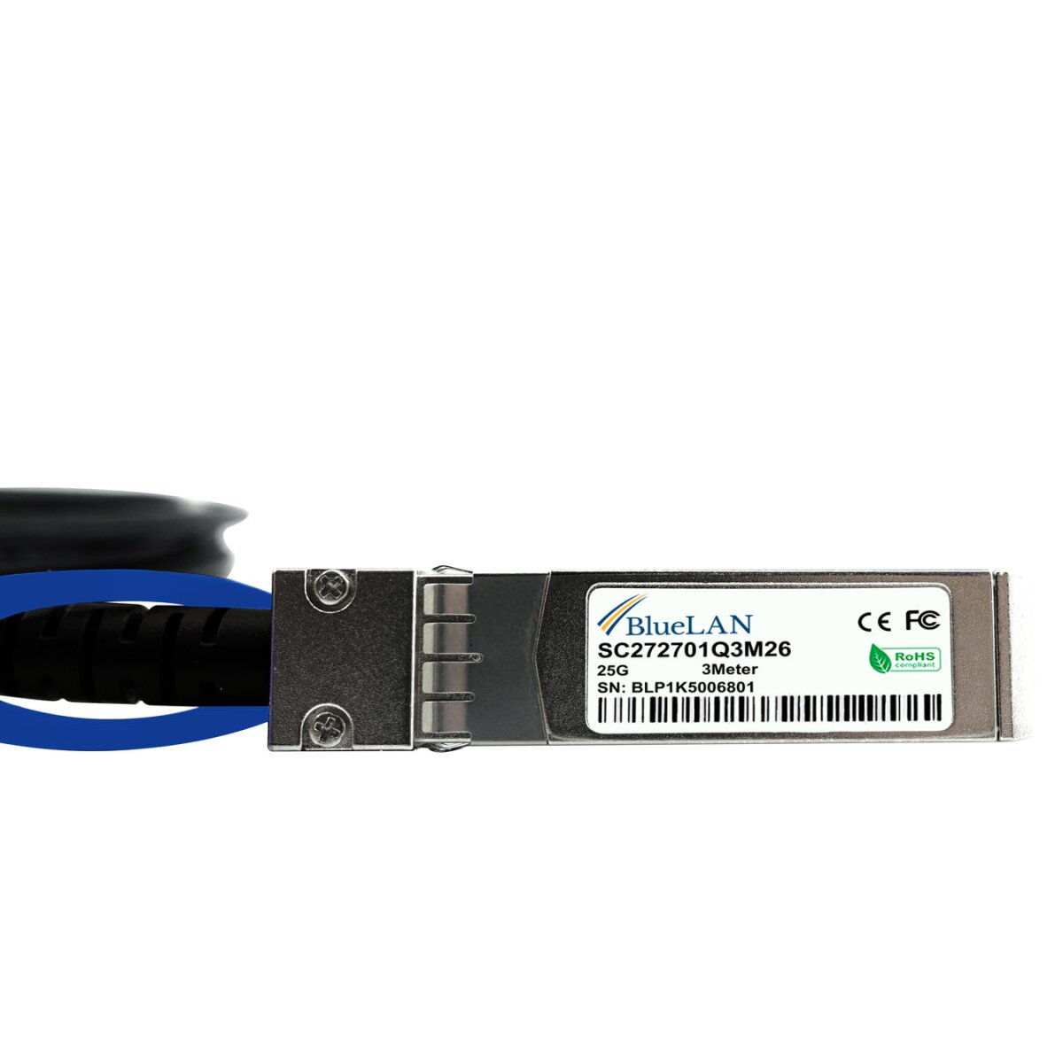 Primo piano di un cavo ottico con connettore argentato etichettato BlueLAN. Cavo nero su sfondo bianco.