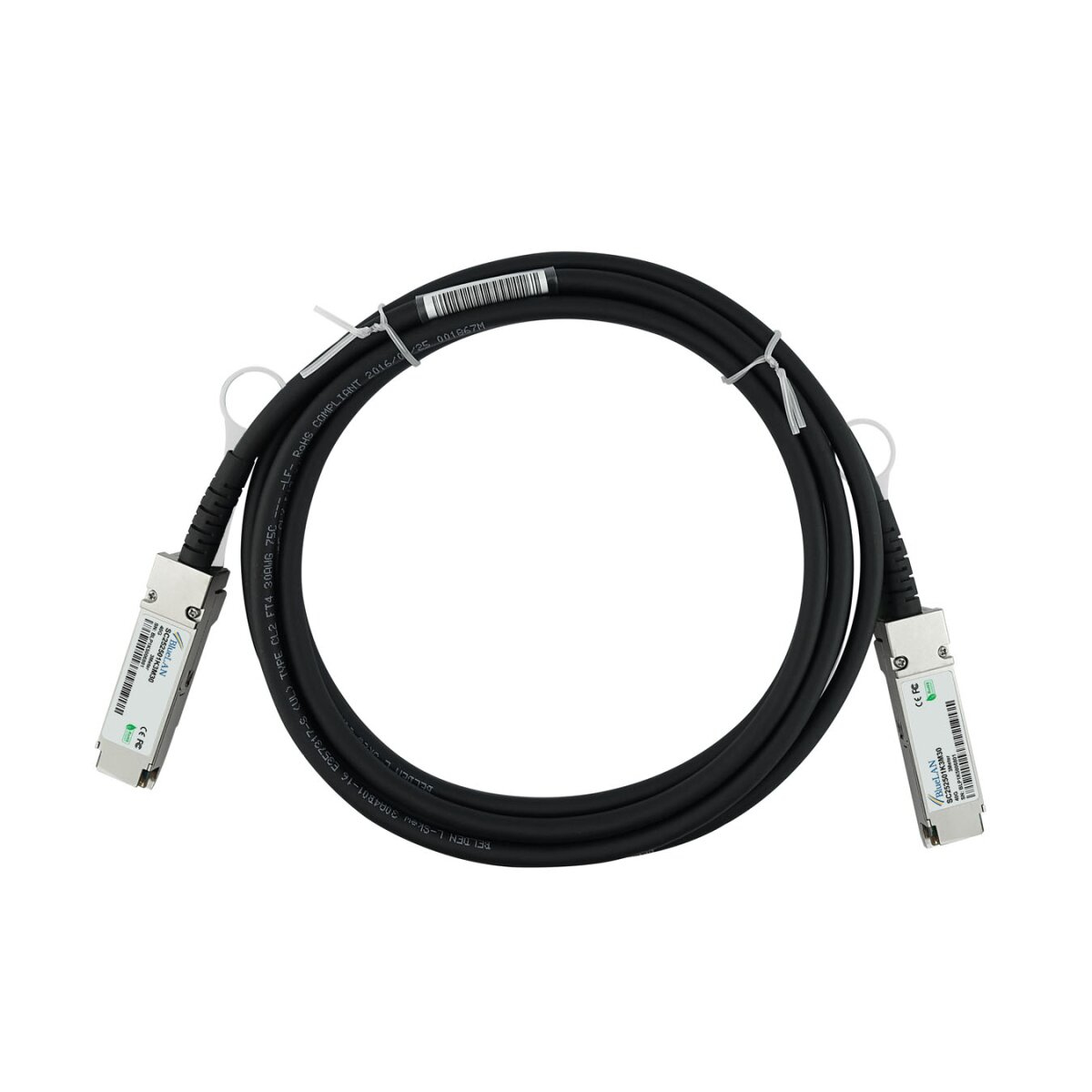 Un cable óptico doblado en círculo. Dos conectores en los extremos, cable negro, fondo blanco.
