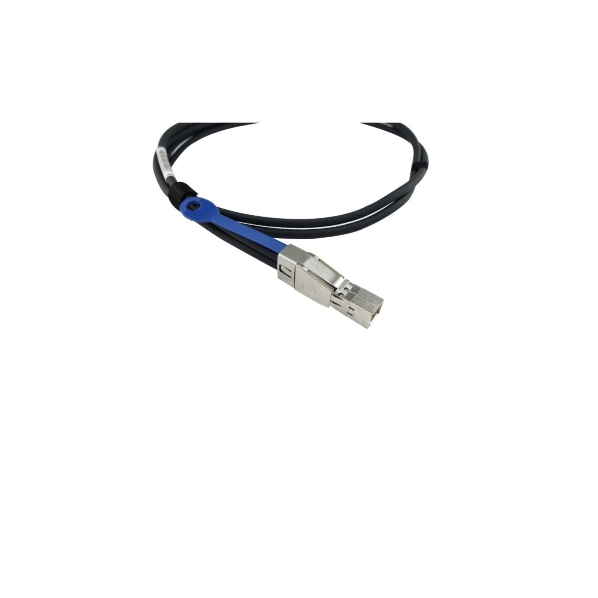 Cable negro con un conector azul y uno plateado, sobre fondo blanco.