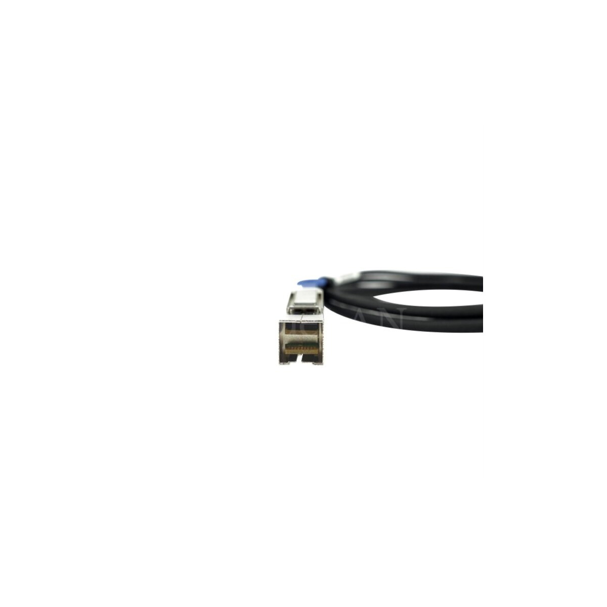 Cable negro con conector plateado sobre fondo blanco.