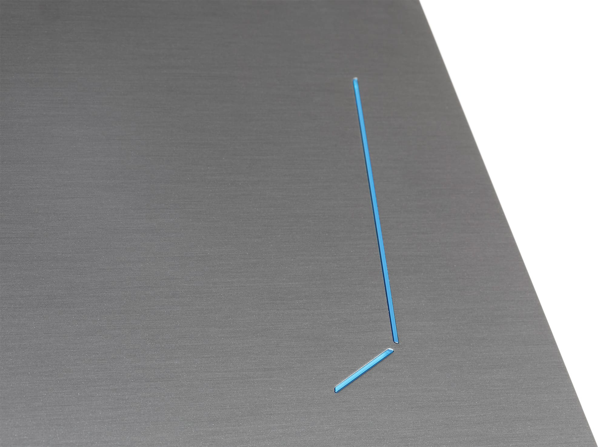 Linee di taglio blu su superficie grigia, che mostrano tagli su un laptop.