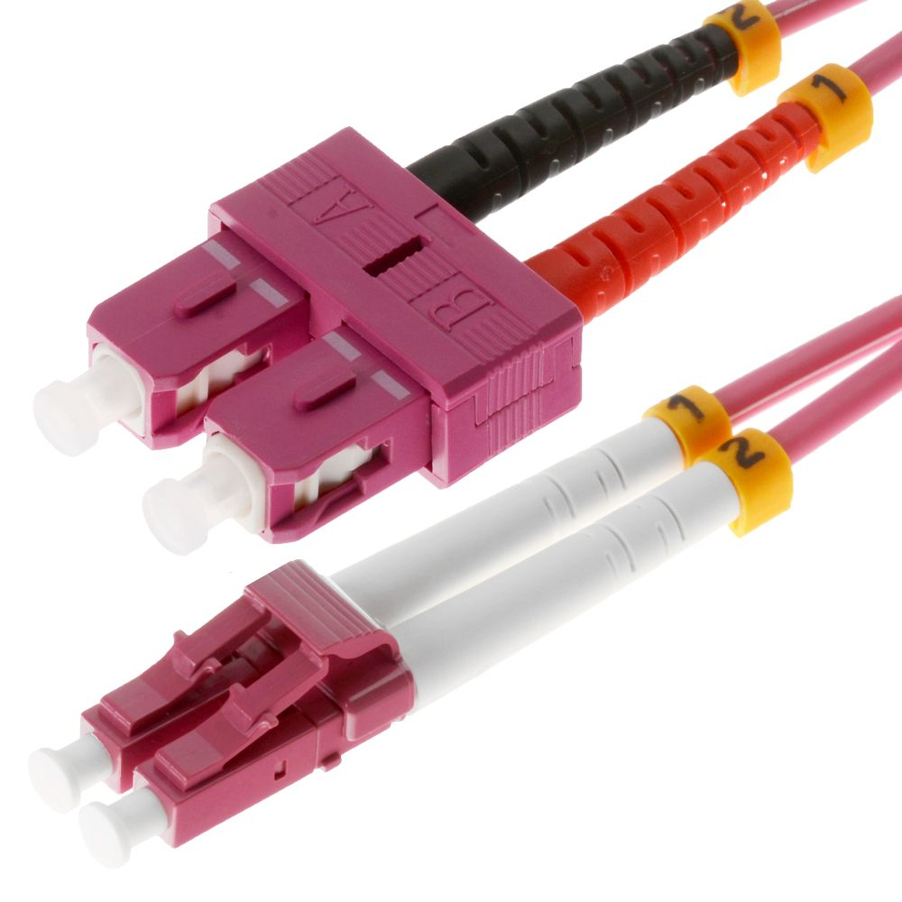 Connettori rosa con cavi neri, rossi e bianchi, sfondo bianco.