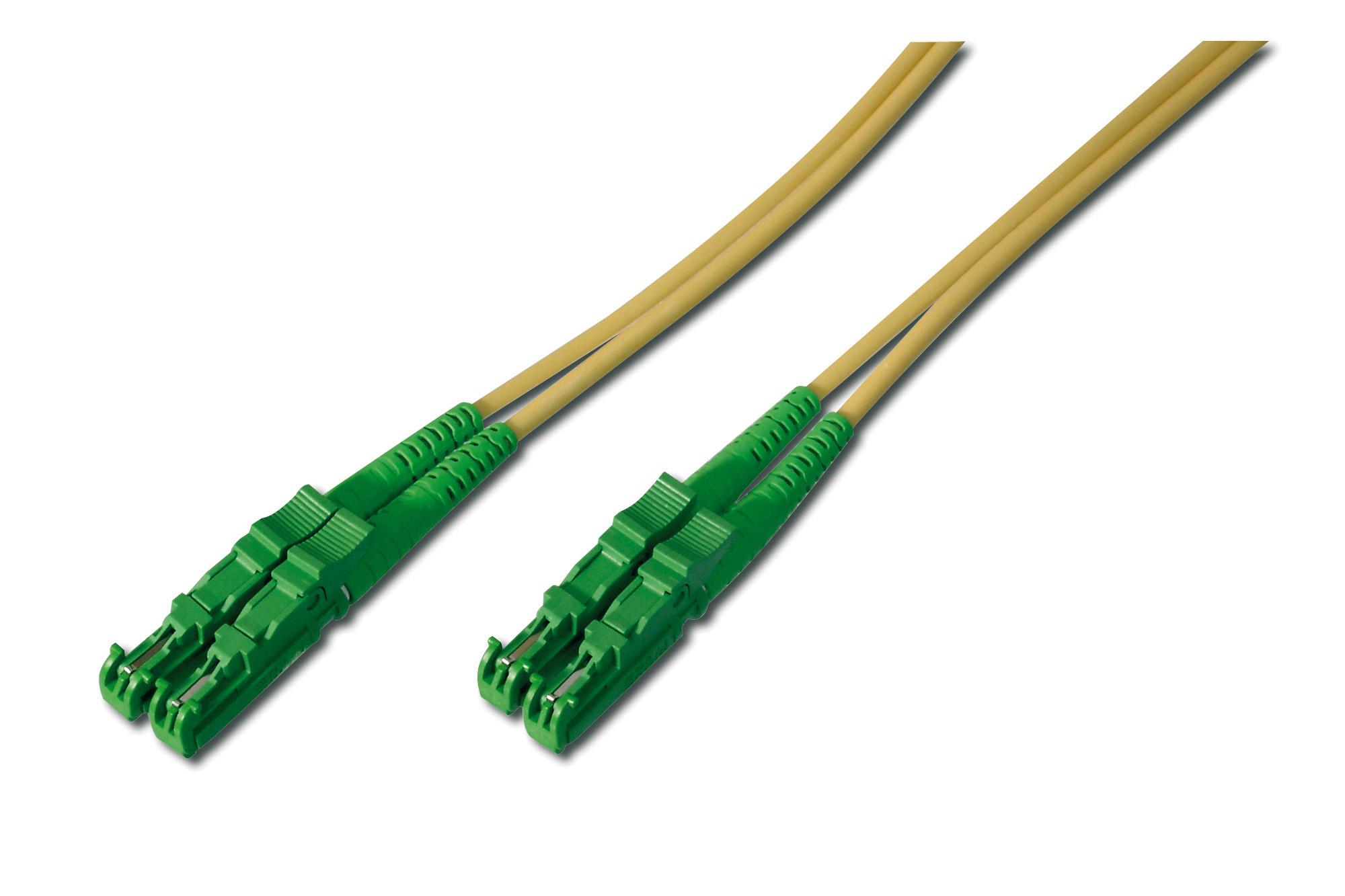 Due cavi in fibra ottica verdi con connettori verdi, isolati su sfondo bianco.