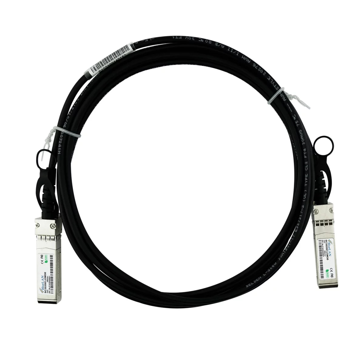 Cavo nero, connettori argento, sfondo bianco. Il cavo forma un cerchio.