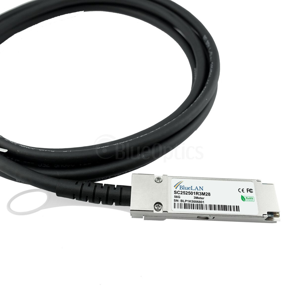 Cavo nero con connettore argento, sfondo bianco ed etichetta Bluelan.