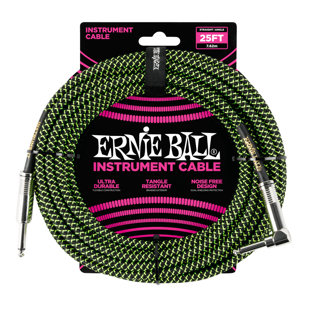 Confezione cavo per strumenti Ernie Ball verde e nero. Dettagli del cavo e testo visibili. Accenti rosa.