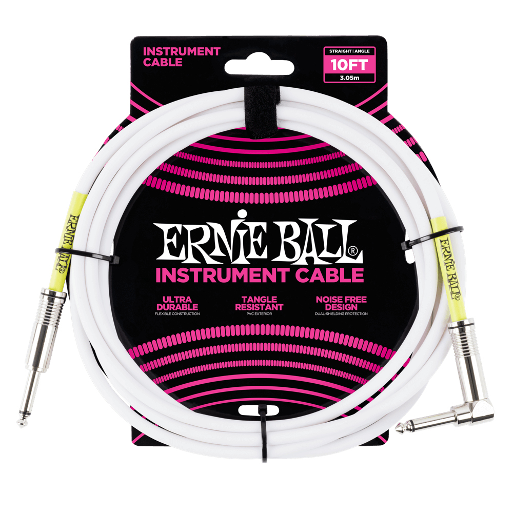 Cavo per strumenti Ernie Ball bianco. Etichette gialle. Confezionato in una scatola nera e rosa, sfondo bianco.