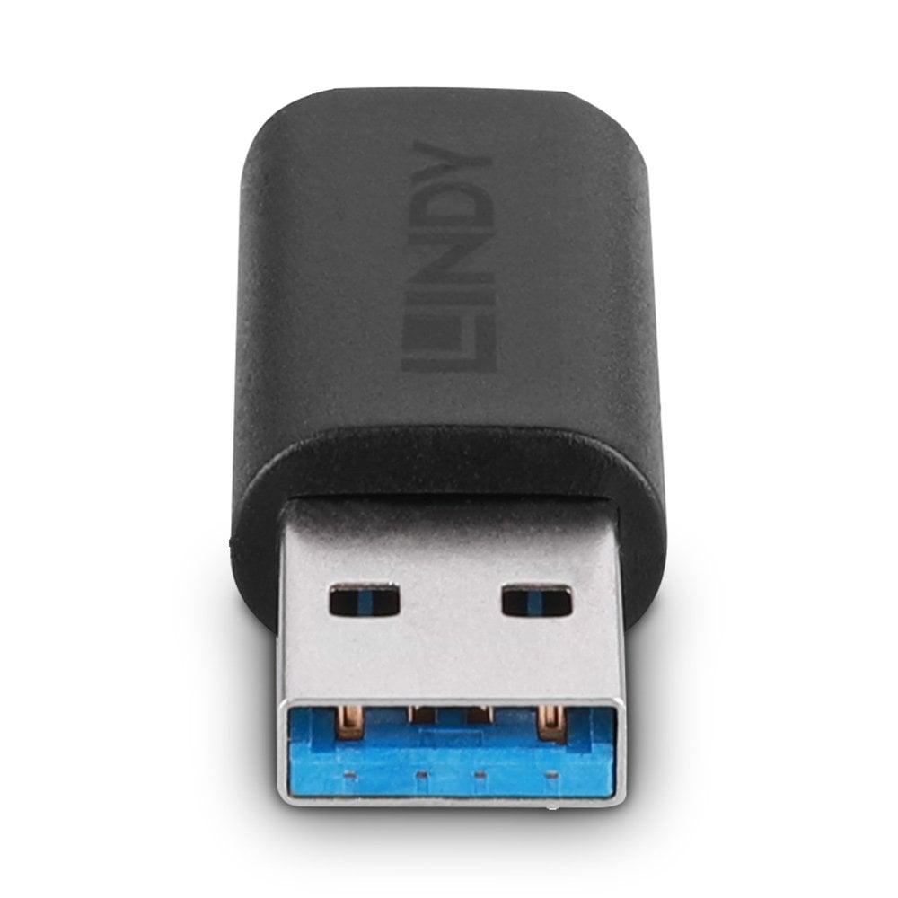 Czarny adapter USB Lindy na białym tle. Pokazuje złącze USB z niebieskim wnętrzem.
