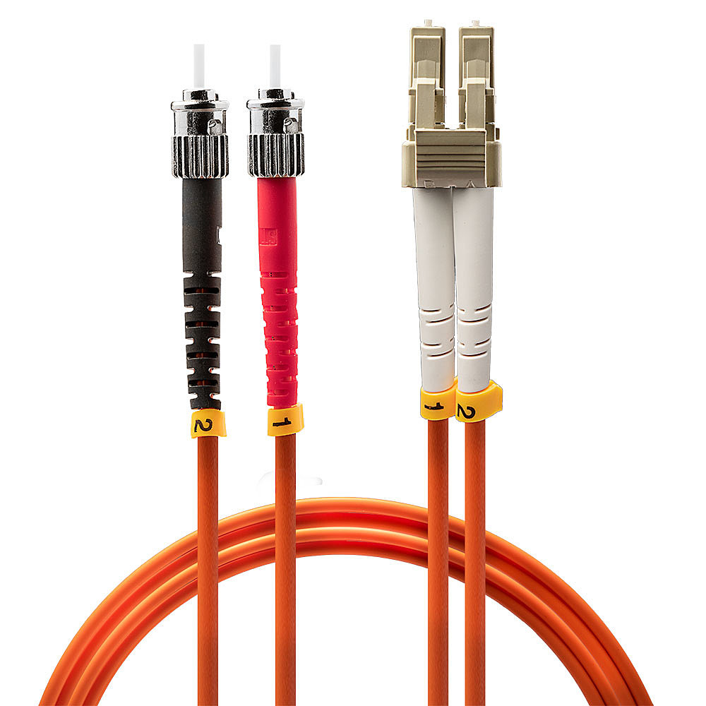 Cavi in fibra ottica arancioni con connettori su sfondo bianco.