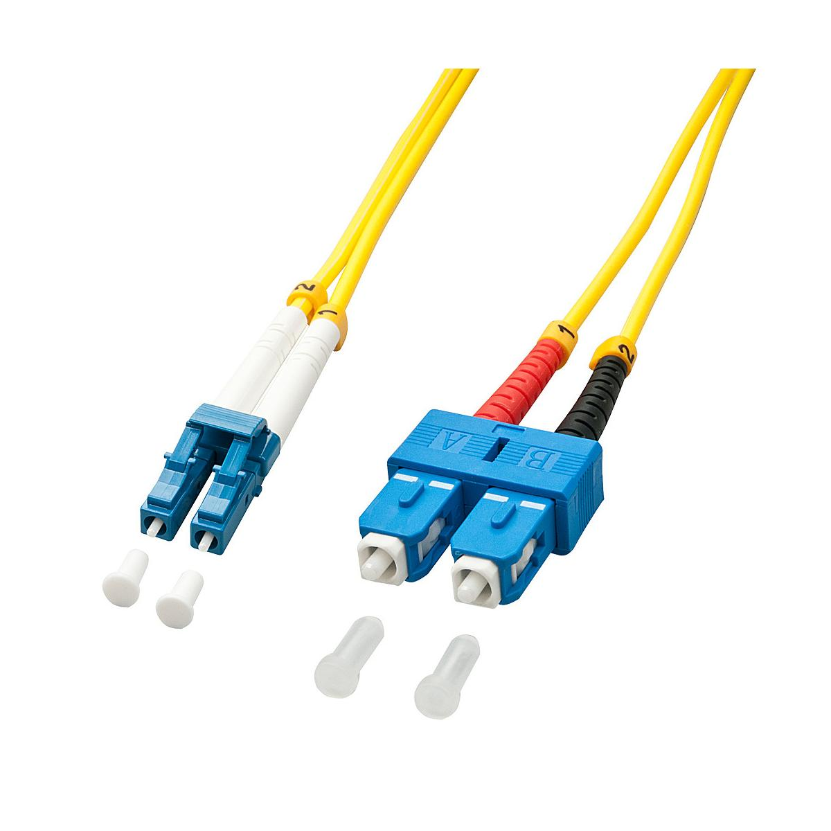 Cavi in fibra ottica gialli e blu con connettori e cappucci bianchi su sfondo bianco.