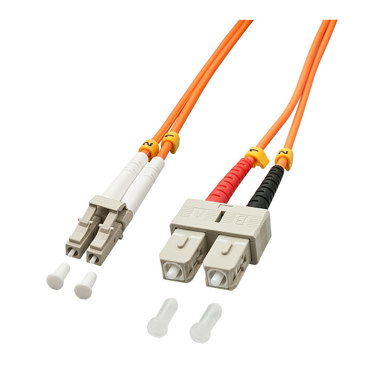 Cavi in fibra ottica arancioni con connettori beige e cappucci bianchi su sfondo bianco.