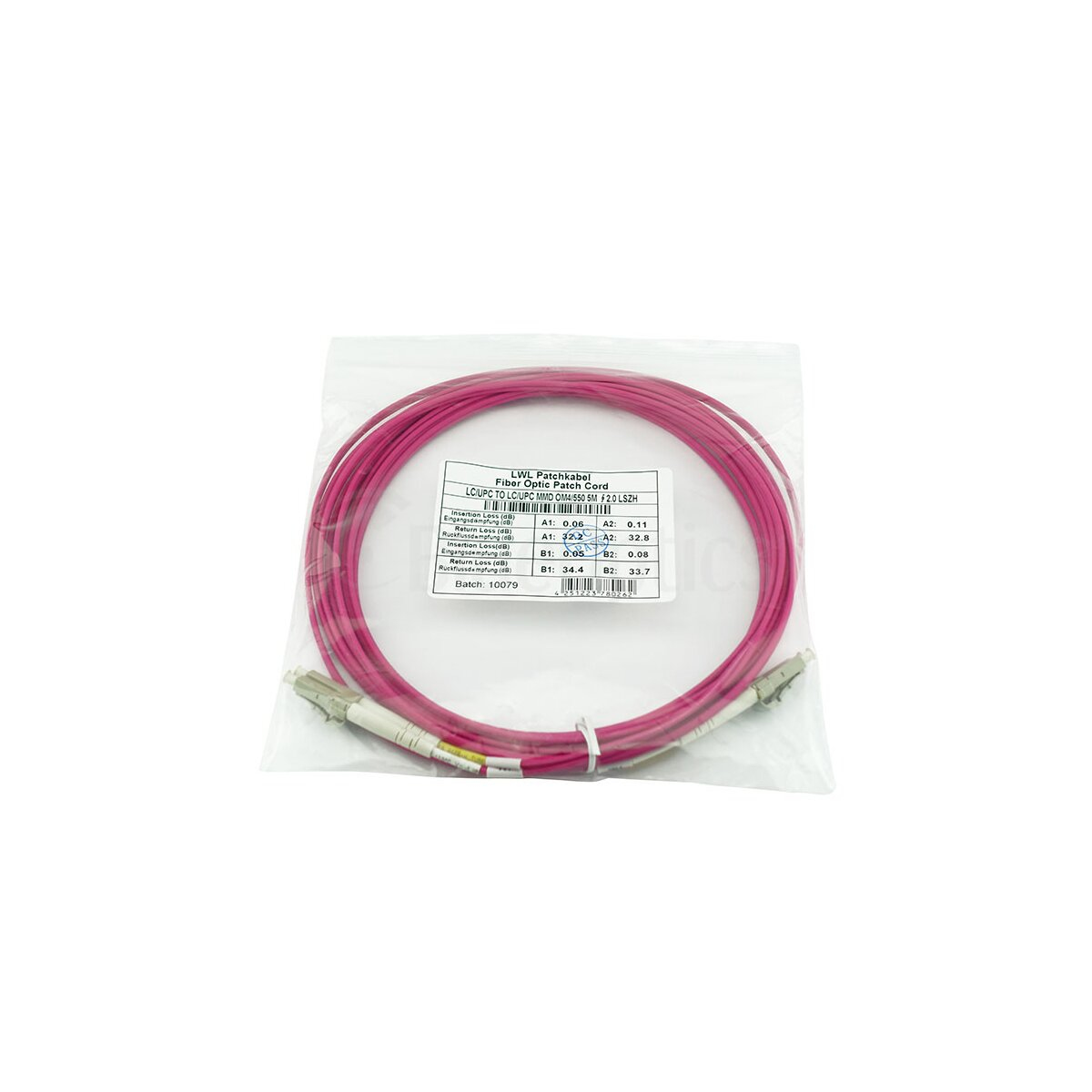 Un cavo magenta in un sacchetto di plastica trasparente con un'etichetta. Sfondo bianco.